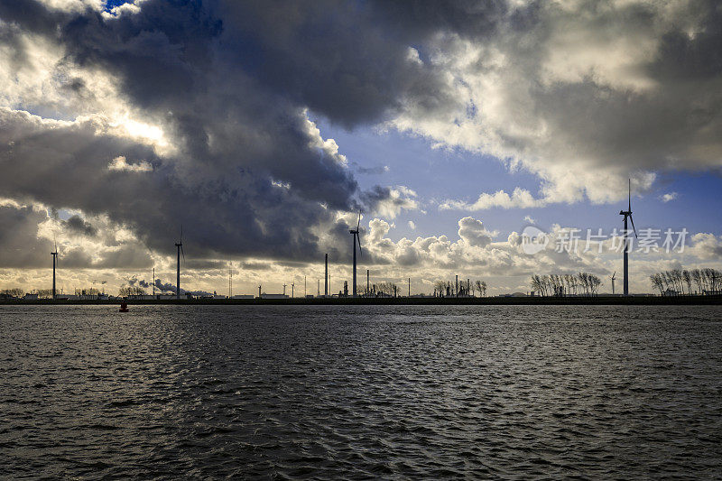 荷兰Nieuwe Waterweg河上的风力涡轮机
